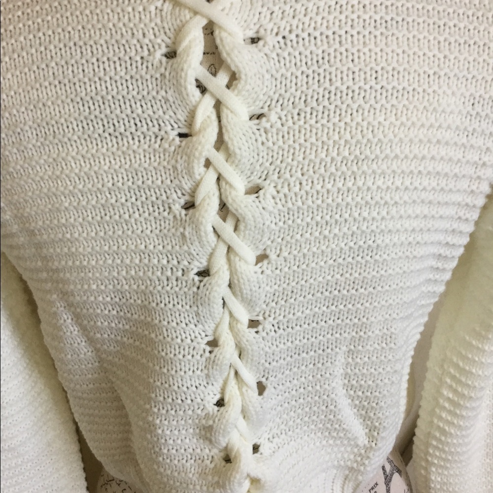 ☁️⭐️Pretty Guide Cropped Lace Back Sweater⭐️☁️ - Picture 5 of 7